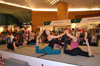 日本初ヨガプロップ YOGA-BOUが、楽しい仲間と香港へ。