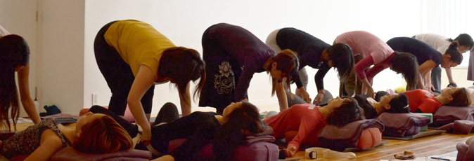 子宮をゆったりリストラティブ。【リクライニングポーズでエネルギーチャージ】