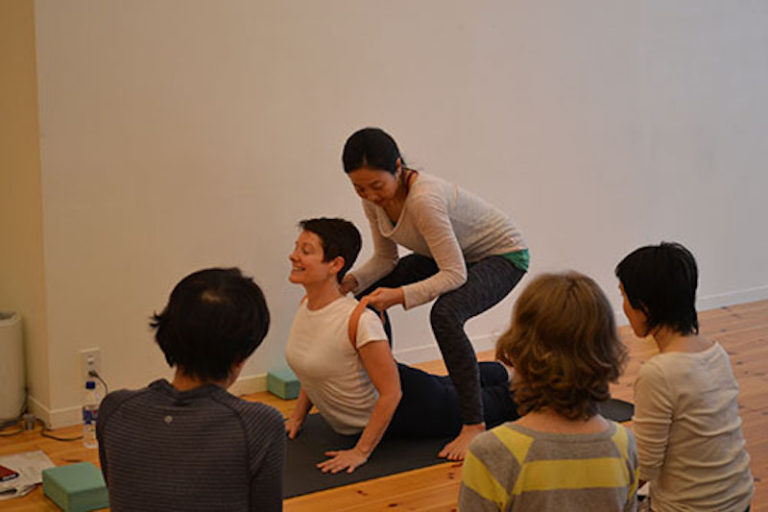 ハッピーな腰と背骨をつくる後屈【プロップスを使ってティーチングスキルアップvol.4】