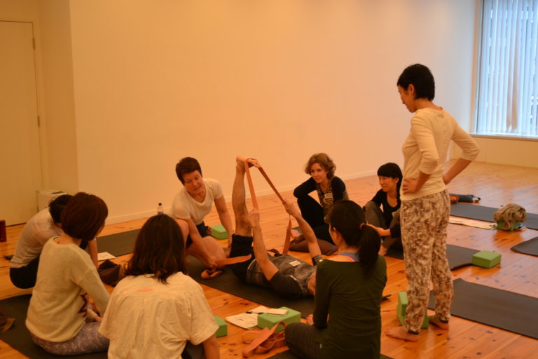 股関節の柔軟性と安定性を養う【プロップスを使ってティーチングスキルアップvol.6】