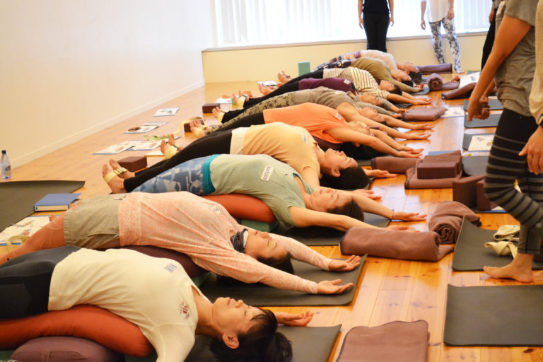 『最後はご褒美のデザートポーズ』女性のためのリストラティブヨガWSvol.4　最終回